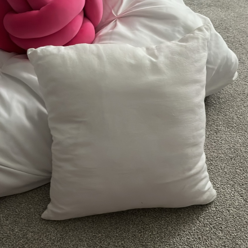 “Maddie” pillow - Picture 2 of 2